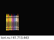Восемь цветных восковых мелков Crayola на чёрной поверхности - Россия, Санкт-Петербург, Ноябрь 2023. Стоковое фото, фотограф Мария L. / Фотобанк Лори
