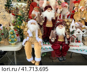 Counter with Christmas items for holiday decorations (2022 год). Редакционное фото, фотограф Irina Opachevsky / Фотобанк Лори