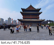 Крепостная стена старого города, Сиань, Китай (2023 год). Редакционное фото, фотограф Максим Гулячик / Фотобанк Лори