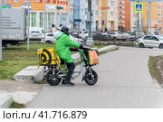 Курьер стахановец (2023 год). Редакционное фото, фотограф Валерий Иванович Клейменов / Фотобанк Лори