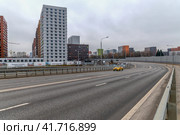 Дорога по улице Александры Монаховой (2023 год). Редакционное фото, фотограф Валерий Иванович Клейменов / Фотобанк Лори