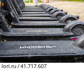 Ряд подножек электросамокатов с логотипом WHOOSH (2023 год). Редакционное фото, фотограф Вячеслав Палес / Фотобанк Лори
