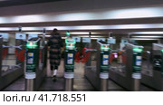 Russia, Moscow, 15.11.2023. Modern turnstiles at the entrance and exit of the metro. Volzhskaya metro station. Редакционное видео, видеограф Ярославский Максим / Фотобанк Лори