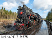Советский старый паровоз Л-5164 с туристическим ретропоездом "Рускеальский экспресс" у платформы станции Горный парк Рускеала октябрьским днем. Карелия (2023 год). Редакционное фото, фотограф Виктор Карасев / Фотобанк Лори