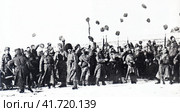 Солдаты приветствуют известие о падении монархии. Западный фронт, март 1917 года. Редакционное фото, фотограф Сергей Елизарьев / Фотобанк Лори
