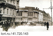 Баррикады у здания Арсенала. Петроград, февраль 1917 года. Редакционное фото, фотограф Сергей Елизарьев / Фотобанк Лори