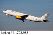 Vueling airbus EC-LUN soaring from El Prat Airport (2020 год). Редакционное фото, фотограф Яков Филимонов / Фотобанк Лори
