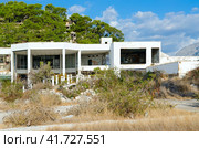 Здания заброшенного пятизвёздочного отеля (ранее Holiday Area Eco Dream Club Sea Resort сети отелей Naturland), Чамьюва, Турция (2022 год). Редакционное фото, фотограф Ольга Коцюба / Фотобанк Лори