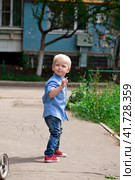 Blonde baby boy шт blue shirt and jeans. Стоковое фото, фотограф Андрей Аркуша / Фотобанк Лори