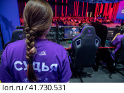 Команда игроков принимает участие в финале фестиваля студенческого киберспорта на Международной выставке-форуме "Россия" на ВДНХ в городе Москве, Россия (2023 год). Редакционное фото, фотограф Николай Винокуров / Фотобанк Лори