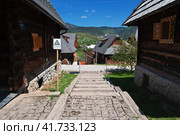 Drvengrad is traditional Serbian village in the Balkan mountains (2018 год). Редакционное фото, фотограф Сергей Стрелков / Фотобанк Лори
