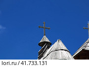 The roof of the church in Drvengrad, Serbia (2018 год). Редакционное фото, фотограф Сергей Стрелков / Фотобанк Лори