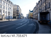 Moscow - February 25, 2022. Perspective of Ostozhenka street in the center of Moscow. Sunny spring view. Улица Остоженка в центре Москвы. Редакционное фото, фотограф Александр Кузнецов / Фотобанк Лори