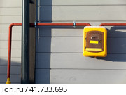 Трубопровод природного газа и ящик со счетчиком на фасаде дома. Стоковое фото, фотограф Кекяляйнен Андрей / Фотобанк Лори