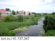 Река Проня в центре города Михайлов, Рязанская область. Mikhaylov, Russia - August 1, 2021. River landscape of Pronya river in Mikhaylov city of Ryazan region. Cloudy summer view. Редакционное фото, фотограф Александр Кузнецов / Фотобанк Лори
