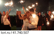 Нижний Новгород, Россия, ул. Малая Ямская, 78а. 26.08.2023.Бенгальские огни зажжены на свадьбе Кадры высокого качества в формате 4k Sparklers lit at the wedding. Редакционное видео, видеограф Egor Sarantstv / Фотобанк Лори