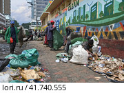 Homeless and poor people rummage through the food waste of the central market of Nairobi, Kenya (2022 год). Редакционное фото, фотограф Алексей Кузнецов / Фотобанк Лори