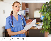 Nurse standing in hall with clipboard in hands. Стоковое фото, фотограф Яков Филимонов / Фотобанк Лори