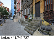 Picturesque streets of the Beyoglu district. View of the old dilapidated houses with colourful walls. Beyoglu district, Istanbul, Turkey. (2023 год). Редакционное фото, фотограф Bala-Kate / Фотобанк Лори