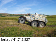 Вездеход ТРЕКОЛ в  тундре солнечным августовским днем (2018 год). Редакционное фото, фотограф Виктор Карасев / Фотобанк Лори