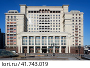 Отель Four Seasons, бывшая гостиница Москва, Манежная площадь. Moscow - March 17, 2022. Facade of Four Seasons hotel building in Manezhnaya square, the center of Moscow. Sunny spring view. Редакционное фото, фотограф Александр Кузнецов / Фотобанк Лори