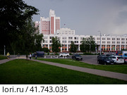 Учебный корпус РАНХИГС на проспекте Вернадского, Москва. Moscow - June 15, 2021. Main building of Russian Presidential Academy of National Economy and Public Administration. Cloudy summer view. Редакционное фото, фотограф Александр Кузнецов / Фотобанк Лори