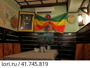 Интерьер ресторана эфиопской кухни. Decorations of an Ethiopian restaurant in Moscow. Interior view. (2022 год). Редакционное фото, фотограф Александр Кузнецов / Фотобанк Лори