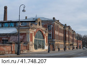 Вид на старинное здание школы кочегаров Балтийского флота пасмурным ноябрьским днем. Кронштадт (2023 год). Редакционное фото, фотограф Виктор Карасев / Фотобанк Лори