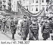 Праздничная первомайская демонстрация в год 50-летия Октябрьской революции.  Новороссийск, 1 мая 1967 года. Редакционное фото, фотограф Сергей Елизарьев / Фотобанк Лори