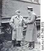 Лев Давидович Троцкий (Бронштейн, 1879-1940) около поезда (справа). Российский революционер, активный участник российского и международного социалистического и коммунистического движения, советский государственный, партийный и военно-политический деятель, основатель и идеолог троцкизма (одного из течений марксизма). Редакционное фото, фотограф Сергей Елизарьев / Фотобанк Лори