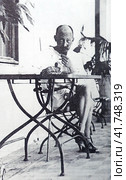 Председатель ВЧК Феликс Дзержинский на отдыхе в Мухалатке. Крым, 1922 год. Редакционное фото, фотограф Сергей Елизарьев / Фотобанк Лори
