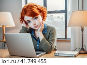 Рыжая девушка с ноутбуком. Стоковое AI-изображение, AI-художник Алексей Шишко / Фотобанк Лори