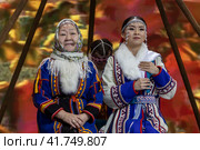 Мама и невеста - участники свадебной церемонии по традициям Ямало-Ненецкого автономного округа на выставке-форуме "Россия" на ВДНХ в городе Москве, Россия (2023 год). Редакционное фото, фотограф Николай Винокуров / Фотобанк Лори