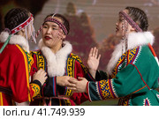 Участницы свадебной церемонии по традициям Ямало-Ненецкого автономного округа на выставке-форуме "Россия" на ВДНХ в городе Москве, Россия (2023 год). Редакционное фото, фотограф Николай Винокуров / Фотобанк Лори