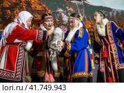 Участницы свадебной церемонии по традициям Ямало-Ненецкого автономного округа на выставке-форуме "Россия" на ВДНХ в городе Москве, Россия (2023 год). Редакционное фото, фотограф Николай Винокуров / Фотобанк Лори