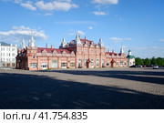 Паломнический центр в Сергиевом Посаде, Московская область. Building of pilgrim center at Trinity Monastery of St. Sergius in the center of Sergiyev Posad. Sunny summer view. (2021 год). Редакционное фото, фотограф Александр Кузнецов / Фотобанк Лори