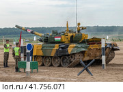 Танк Т-72Б3 команды Таджикистана на пит-стопе на трассе танкового биатлона. Международные военные игры-2022. Алабино. Редакционное фото, фотограф Виктор Карасев / Фотобанк Лори