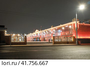 Фудмолл «Три вокзала. Депо», Новорязанская улица, Москва. Food court in Novoryazanskaya street, the center of Moscow. Winter night view. (2023 год). Редакционное фото, фотограф Александр Кузнецов / Фотобанк Лори