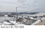 Город Кемерово. Вид на Кузнецкий мост и Кемеровскую ГРЭС с правого берега реки Томи (2023 год). Стоковое видео, видеограф Цибаев Алексей / Фотобанк Лори