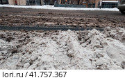 Cars are driving on a snowy road after a heavy snowfall.  Moscow transport. Russia. Moscow. 25.11.23 (2023 год). Редакционное видео, видеограф Ярославский Максим / Фотобанк Лори