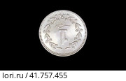 Реверс старой монеты Пакистана 1 рупия 1988 года, черный фон. Rotating reverse of Pakistan 1 rupee coin 1988 with inscription meaning 1 RUPEE, isolated in black background. Close up view. Стоковая анимация, аниматор Александр Кузнецов / Фотобанк Лори