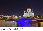 Синий теплоход плывет мимо Храма Христа Спасителя (2018 год). Редакционное фото, фотограф Сергей Балдин / Фотобанк Лори