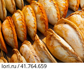 Baked snack empanada at market. Стоковое фото, фотограф Яков Филимонов / Фотобанк Лори