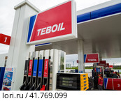 Топливораздаточная колонка  АЗС "TEBOIL" (2023 год). Редакционное фото, фотограф Вячеслав Палес / Фотобанк Лори
