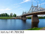 Tver, view of the Old Volga Bridge from the Afanasy Nikitin embankment (2023 год). Стоковое фото, фотограф Ольга Остроухова / Фотобанк Лори