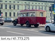 Туристический ретроавтобус на улицах Санкт-Петербурга (2023 год). Редакционное фото, фотограф Жигалов Евгений Павлович / Фотобанк Лори