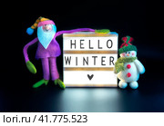Надпись на светящемся фоне " Hello Winter" . Снеговик и Санта Клаус. Привет зима. Стоковое фото, фотограф Оксана / Фотобанк Лори