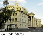 Мариинская больница и здание театра Российской армии, Москва. Ap wing of Mariinskaya hospital and the building of the Central Academic Theatre of the Russian Army. Summer sunset view. (2019 год). Редакционное фото, фотограф Александр Кузнецов / Фотобанк Лори