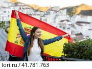 Hapy footbal fan woman waving the flag of Spain on street. Стоковое фото, фотограф Яков Филимонов / Фотобанк Лори
