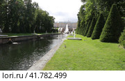 Grand Cascade and Grand Palace of the Palace and Park Ensemble in Peterhof, St. Petersburg, Russia. Редакционное видео, видеограф Евгений Ткачёв / Фотобанк Лори